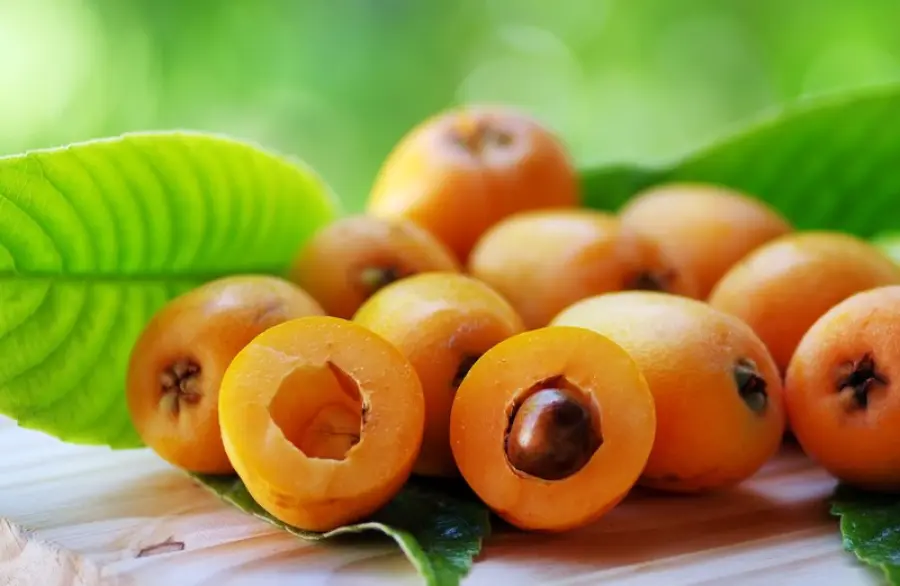 Nespole e un bicchiere d'acqua: il risultato è sorprendente