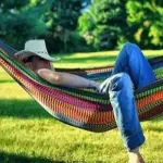 La pennichella dopo pranzo fa bene? La scienza dà ragione ai più pigri