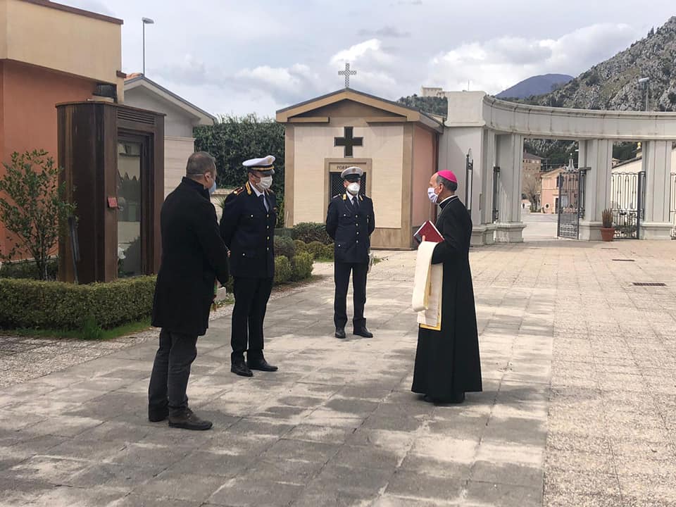 Sora, Il Vescovo Gerardo Antonazzo prega nel cimitero
