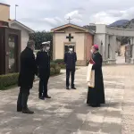 Sora, Il Vescovo Gerardo Antonazzo prega nel cimitero