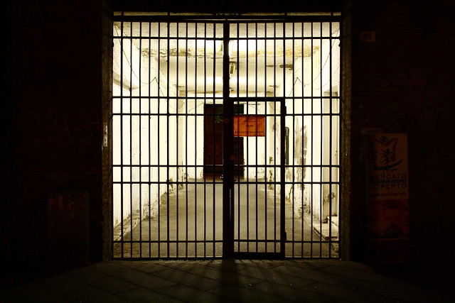 Frosinone, Maxi perquisizione in carcere: trovati cellulari, penne usb, frutta macerata per realizzare grappa: i risultati