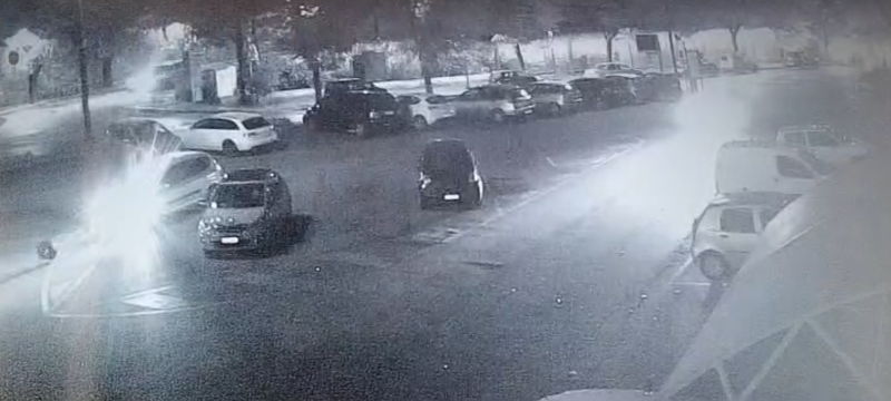 Frosinone, Vandalo contro un palo: ripreso dalle telecamere comunali