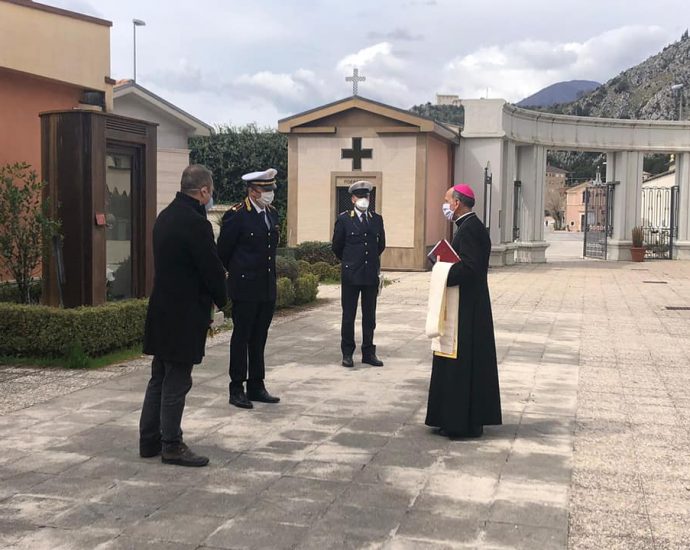 Sora, Il Vescovo Gerardo Antonazzo prega nel cimitero 3